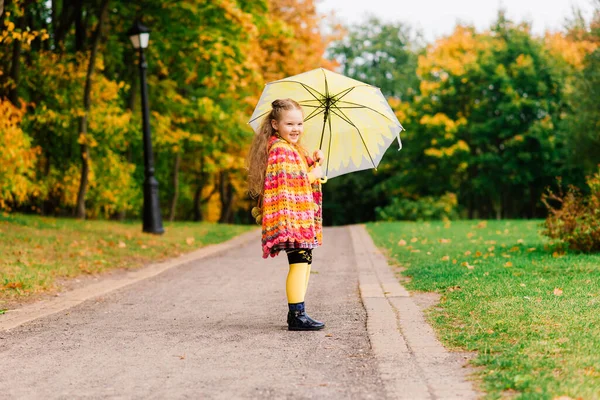 Jeune Jolie Fille Souriante Sous Parapluie Dans Une Forêt Automne — Photo