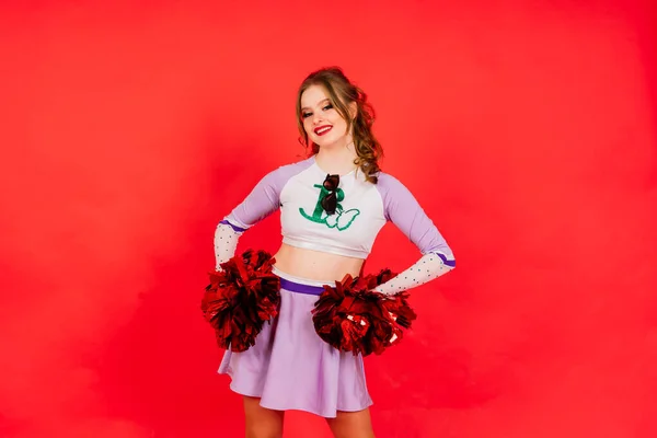 Junge Cheerleaderin Posiert Einem Studio Isoliert Auf Rot Und Blau — Stockfoto