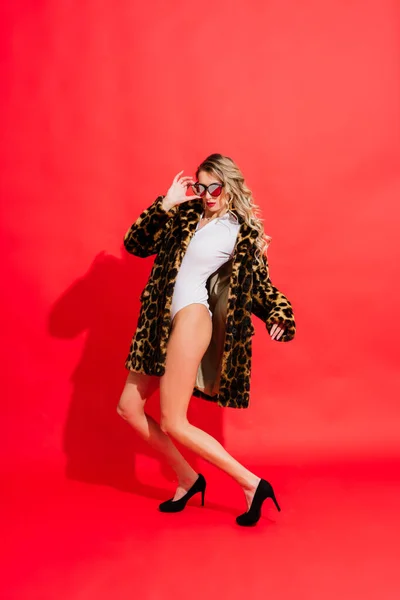 Linda Jovem Posando Luxuoso Casaco Pele Bodysuit Moda Beleza Estúdio — Fotografia de Stock