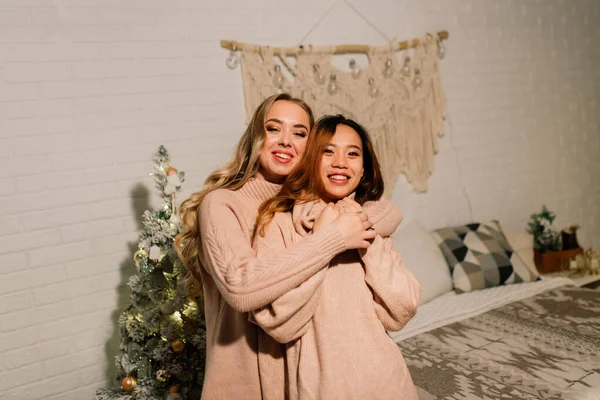 Twee Jonge Aziatische Vrouwen Lachen Met Geluk Kerstfeest Lgbt Paar — Stockfoto