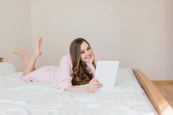 Afbeelding Van Mooie Verbazingwekkende Jonge Vrouw Binnen Poseren Thuis Een — Stockfoto