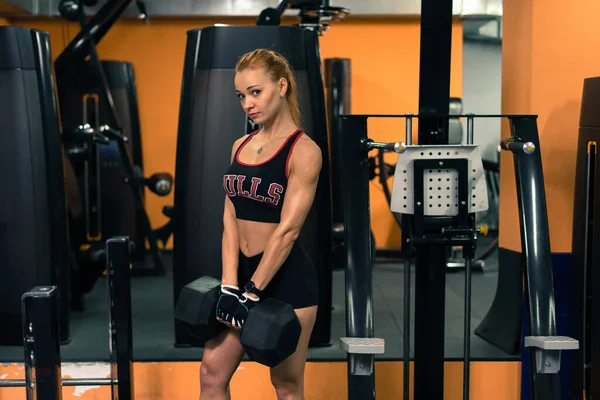 Atlética Mujer Atractiva Fuerte Gimnasio Entrenamiento Sonriendo —  Fotos de Stock