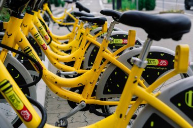 Bratislava, Slovakya - 11.22.2021. Bisikletler arka arkaya park edilmiş, parktaki bir bisikletçi dükkanında. seçici odak