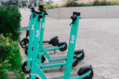 Bratislava, Slovakya - 11.13.2021. Halka açık elektrik kickboard 'u, sokakta scooter' ların park yeri.