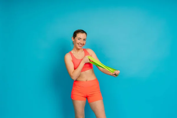 Selbstbestimmter Bodybuilder Macht Übungen Mit Gummiband Arbeitet Händen Und Beinen — Stockfoto