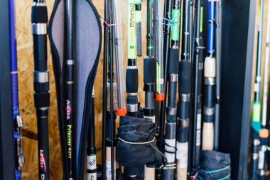 Bratislava, Slovakya - 06.16.2021. Balıkçı dükkanında balıkçılık malzemesi atalet makarası tezgahı. Sığ alan derinliği