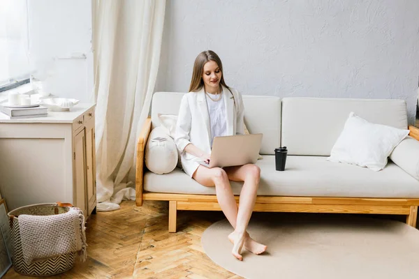 Красива Молода Жінка Працює Ноутбуці Сидячи Вітальні Каву — стокове фото