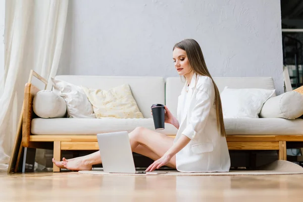 Schöne Junge Frau Arbeitet Laptop Während Sie Wohnzimmer Sitzt Und — Stockfoto