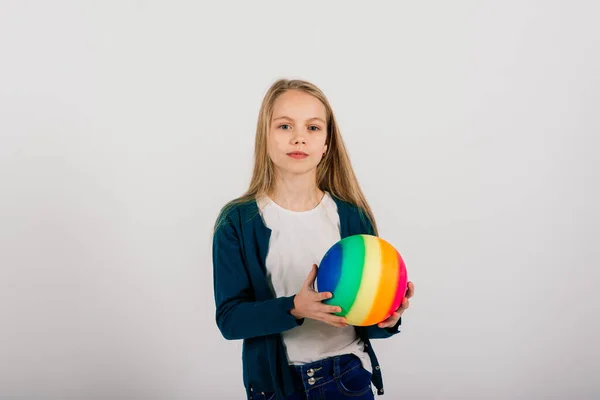 Schöne Mädchen Mit Farbigen Hellen Ball Isoliert Auf Weiß Studio — Stockfoto