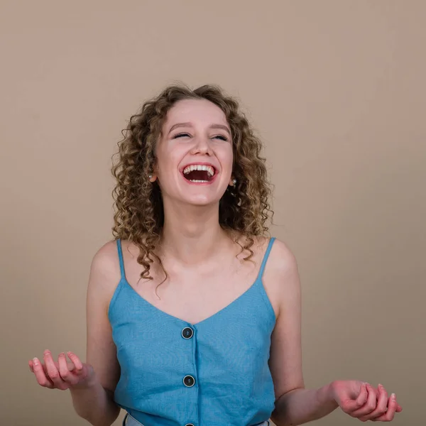 Retrato Emocional Uma Mulher Surpresa Emoção Incrível Estúdio Tiro Isolado — Fotografia de Stock