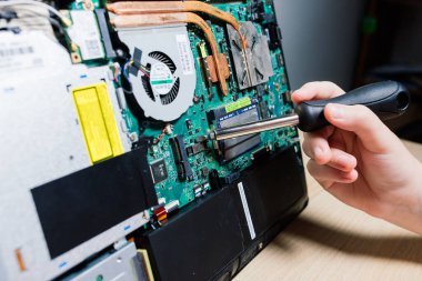 Bratislava, Slovakya - 12.13.2021. Servis mühendisi dizüstü bilgisayara yeni çipler yükle. Dizüstü bilgisayar tamiri ve güncellemesi. Kapat..