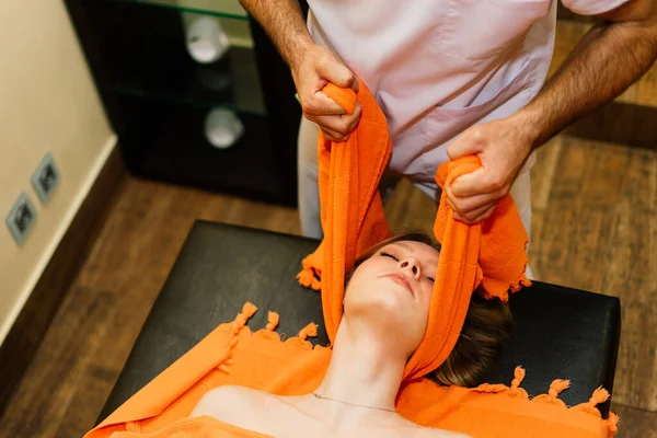 Frau Mit Körpermassage Wellness Salon Schönheitsbehandlungskonzept — Stockfoto