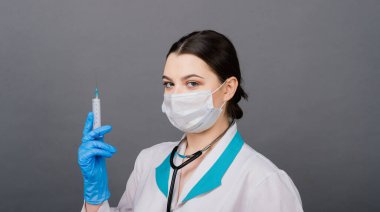 Şırıngalı bir bilim adamı klinik deneye hazır olması için bir araştırma aşısında virüsü analiz ediyor..