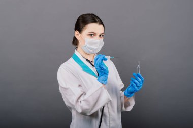 Şırıngalı bir bilim adamı klinik deneye hazır olması için bir araştırma aşısında virüsü analiz ediyor..