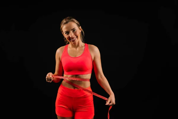 Fitness Donna Con Metro Nastro Che Mostra Sua Vita Uno — Foto Stock