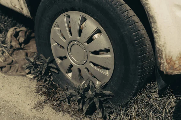 Bratislava Slovakia 2021 Old Rusty Car Wheel Cracked Tires Rusted — Fotografia de Stock