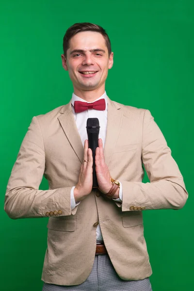 Retrato Del Locutor Masculino Sosteniendo Micrófono Aislado Sobre Fondo Verde — Foto de Stock