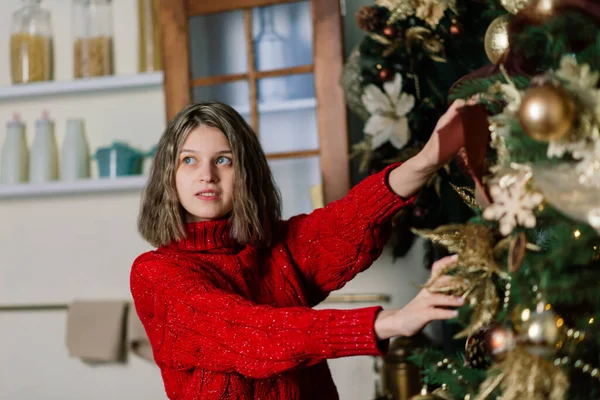 Glückliche Emotionale Überraschte Junge Frau Mit Einem Weihnachtsbaum Gemütlichen Wohnzimmer — Stockfoto