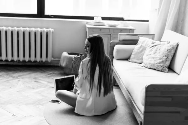 Junge Frau Mit Langen Beinen Und Langen Haaren Posiert Morgens — Stockfoto