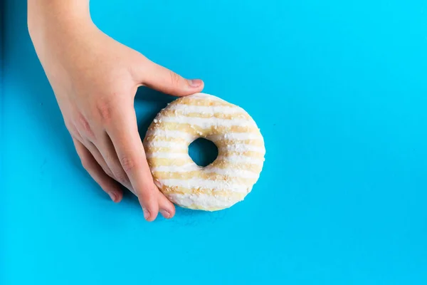 Yarı Yenmiş Pembe Donutla Ele Tutuşmak Yarısı Yenmiş Çörek — Stok fotoğraf