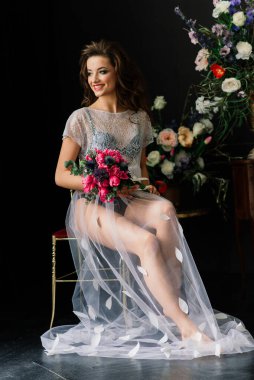 Beyaz bir gelinlik içinde bir Villa 'nın içinde bir düğünde gelin. Gelinin sabahı.