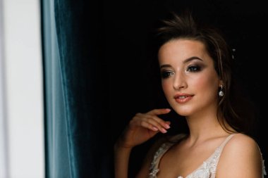 Beyaz bir gelinlik içinde bir Villa 'nın içinde bir düğünde gelin. Gelinin sabahı.