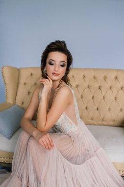 Beyaz bir gelinlik içinde bir Villa 'nın içinde bir düğünde gelin. Gelinin sabahı.