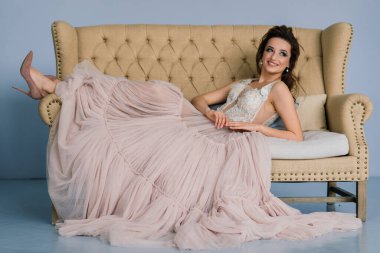 Beyaz bir gelinlik içinde bir Villa 'nın içinde bir düğünde gelin. Gelinin sabahı.