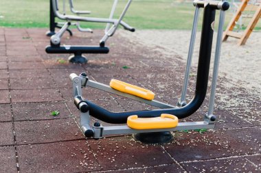 Kamu parkında egzersiz aletleri. Aile ve tatil kavramında dinlenme zamanı.