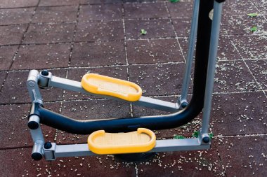 Kamu parkında egzersiz aletleri. Aile ve tatil kavramında dinlenme zamanı.