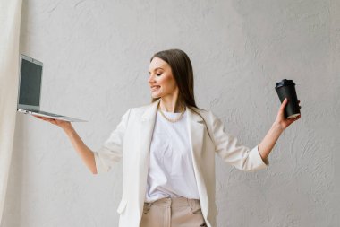 Uzun bacaklı ve uzun saçlı genç bir kadın. Sabahları rahat bir dairede kanepede poz veriyor.