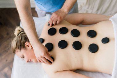 Genç şişman kadın masaj yaptırıyor bir günlük kaplıca dolabında.