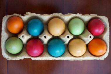 Kutudaki renkli paskalya yumurtaları