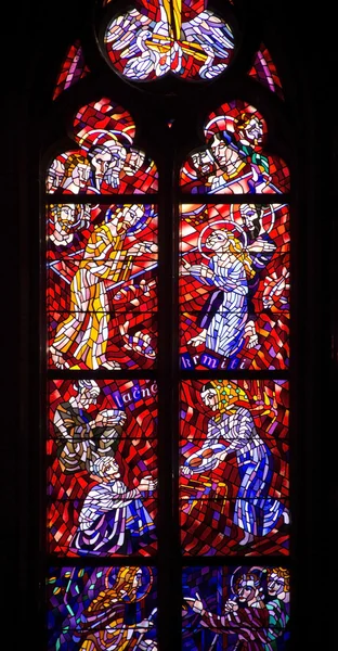 Окно церкви в Праге — стоковое фото