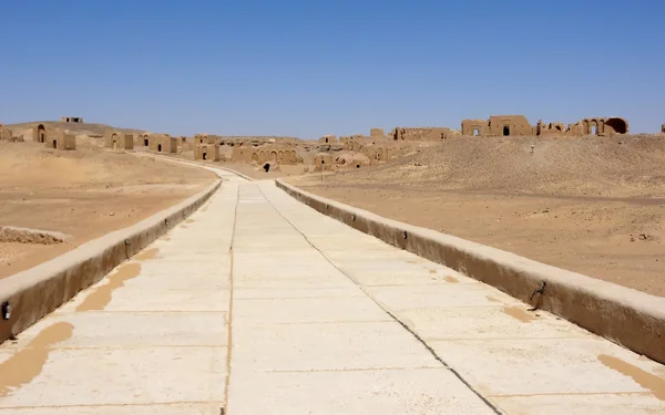 Desert road and ruins — Stock Photo, Image
