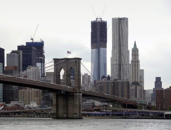 Kolem Brooklynského mostu v New Yorku — Stock fotografie