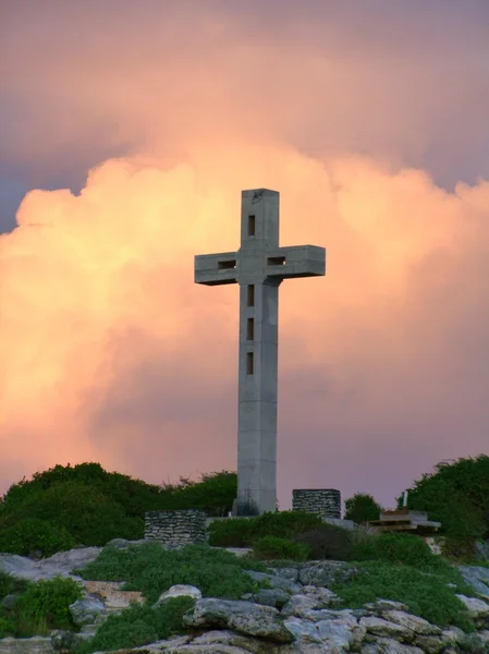 Cruz no topo da montanha — Fotografia de Stock