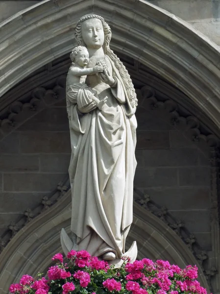 Marie et statue d'enfant — Photo