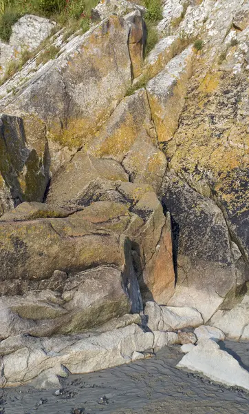 Formacja skalna w pobliżu opactwa Mont Saint Michel — Zdjęcie stockowe