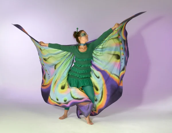 Tanzende Schmetterlingsfrau — Stockfoto