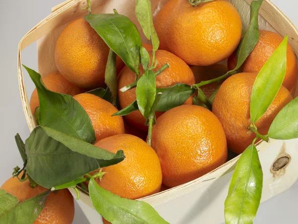 Caixa com frutas de laranja — Fotografia de Stock