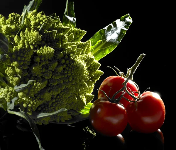 Romanesco karnabahar ve domates — Stok fotoğraf