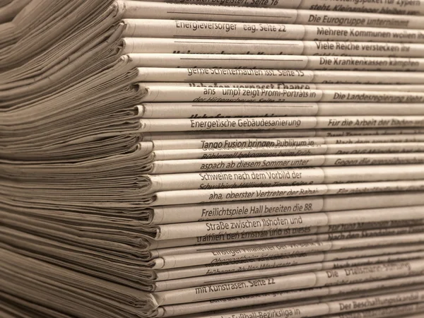 Viele Zeitungen — Stockfoto