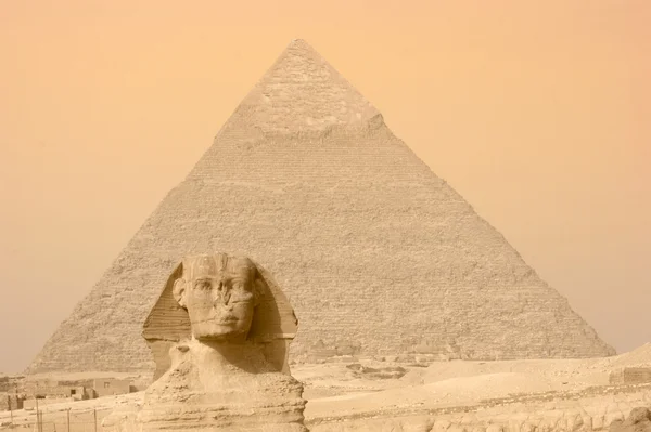 Pyramide und Sphinx — Stockfoto