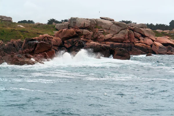 岩が多いピンク花崗岩の海岸 — ストック写真