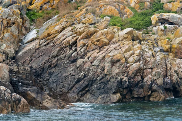 Steinete kystdetaljer på Sju øyer – stockfoto