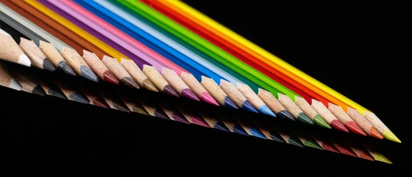 Kolorowe ołówki z rzędu — Zdjęcie stockowe