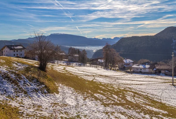 冬の時期に南チロルの聖フェリクスという村の周りの高山風景 — ストック写真