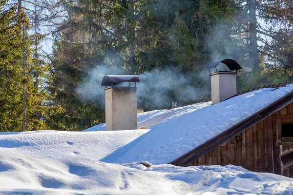 Verschneite Hütten Mit Rauchenden Schornsteinen Winter Südtirol — Stockfoto