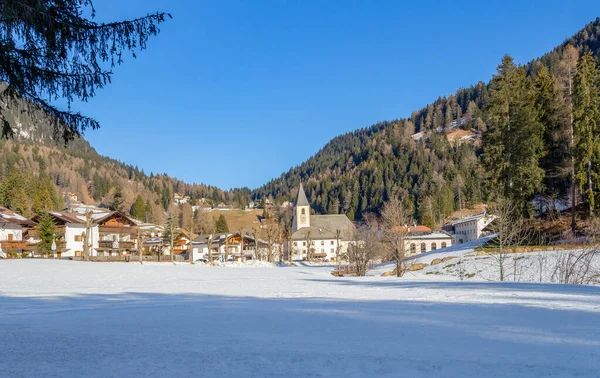 冬の間 イタリア北部の南チロルにあるUnsere Liebe Frau Walde Felixという自治体の周りの日当たりの良い景色 — ストック写真